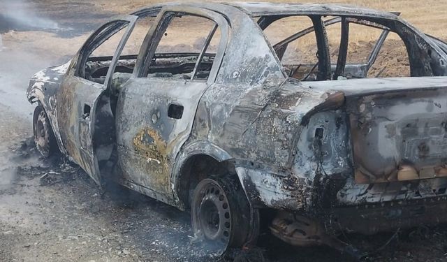Motoru yanan araç kül oldu: Sürücü canını zor kurtardı