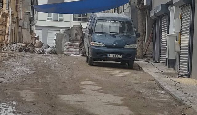 Eskişehir'de inşaat yolu kapadı: Mahalle sakinleri isyan etti