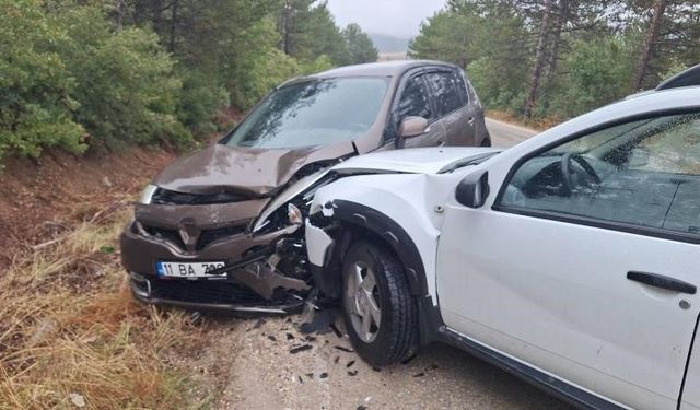 Komşuda otomobiller kafa kafaya çarpıştı: 3 yaralı