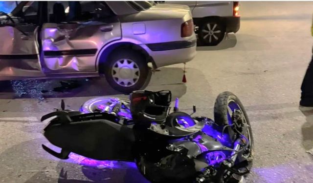 Komşuda motosiklet otomobile çarptı: 2 yaralı