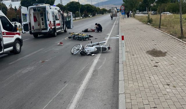 Eskişehir'in komşusunda tırın çarptığı motosikletteki iki genç hayatını kaybetti