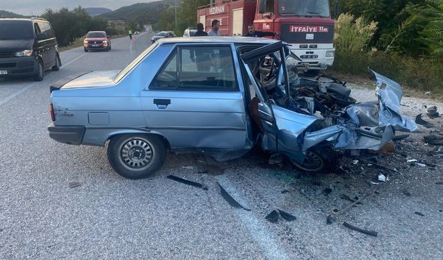 Komşuda araçlar kafa kafaya çarpıştı: 5 yaralı