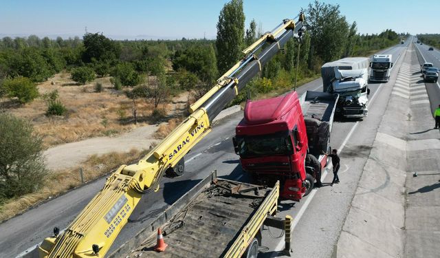 Komşuda tırlar çarpıştı: 2 yaralı