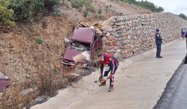 Komşuda otomobil istinat duvarına çarptı: Karı koca hayatını kaybetti