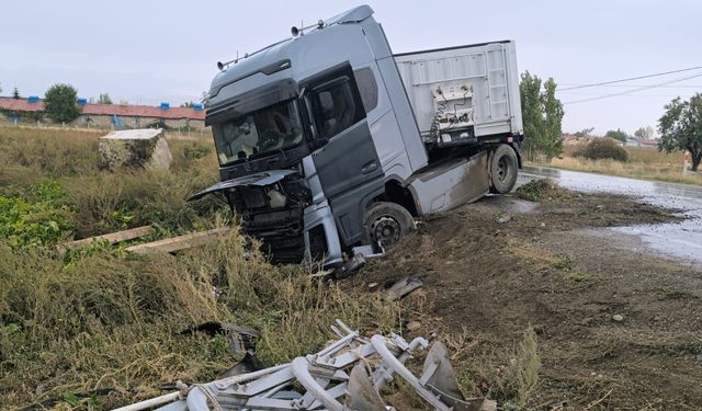 Kaygan zemin kaza getirdi: Mermer yüklü tır metrelerce sürüklendi