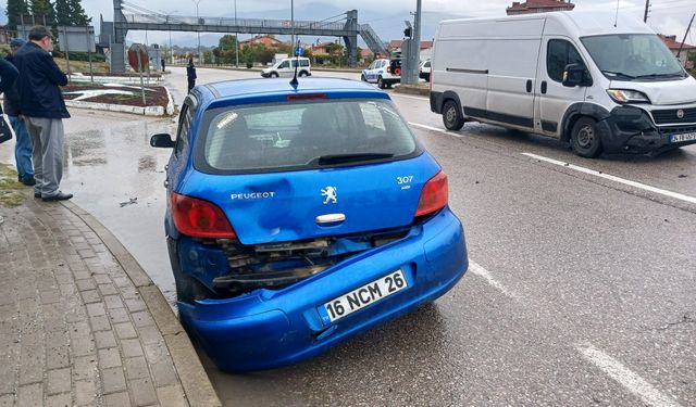 Komşuda iki otomobil çarpıştı