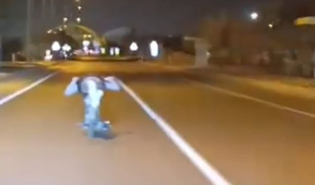 Adeta ölümle dans etti: Motosikleti üzerine yatarak kullandı