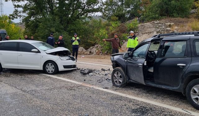 Komşuda otomobiller kafa kafaya çarpıştı: 2 yaralı