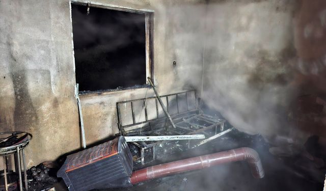 Yatak odasında çıkan yangın büyüdü... Ekipler zamanında müdahale etti