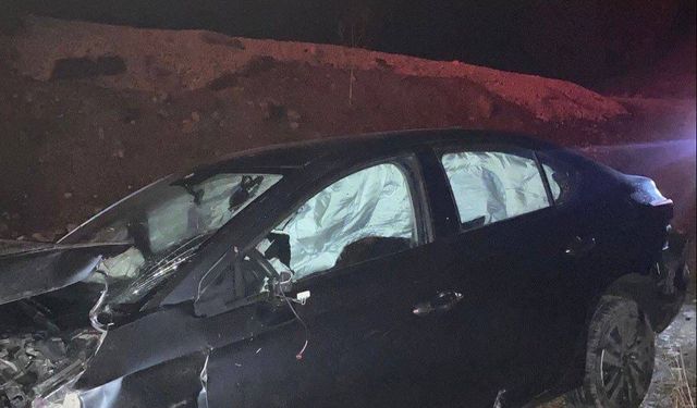 Komşuda otomobil şarampole uçtu: 2 yaralı