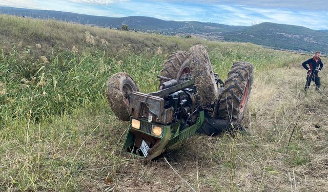 Komşuda traktör su kanalına devrildi: Yaşlı adam traktörün altında can verdi