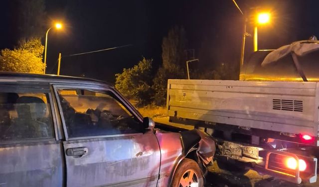 Komşuda otomobil kamyonetle çarpıştı: 2 yaralı