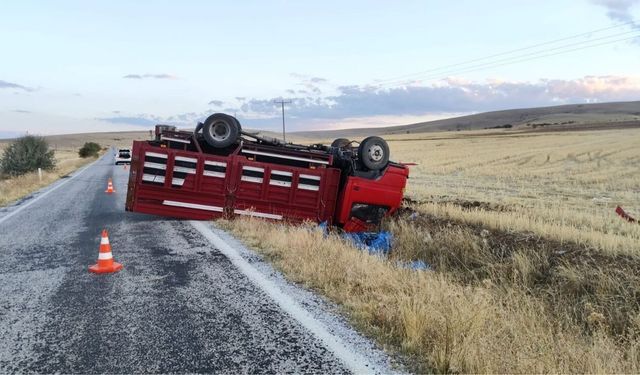 Emirdağ'da kamyonet devrildi: 3 yaralı