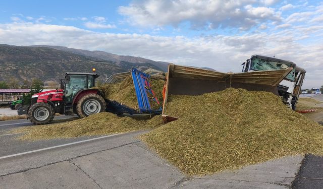 Komşuda tır ve traktör çarpıştı: 2 kişi yaralandı