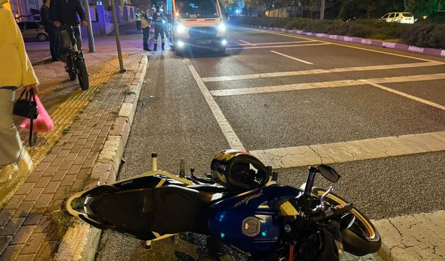 Karşıdan karşıya geçmeye çalışan yayaya motosiklet çarptı: 2 yaralı
