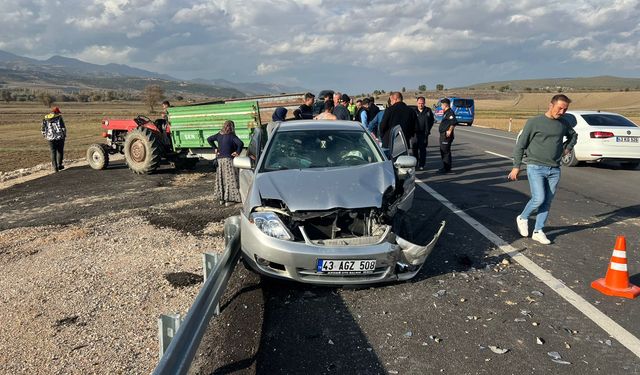 Eskişehir'in komşusunda traktörle otomobil kafa kafaya çarpıştı