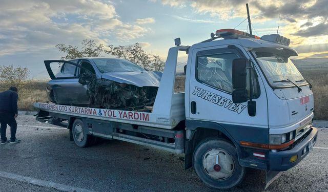 Komşuda refüje giren araç hurdaya döndü: 2 yaralı