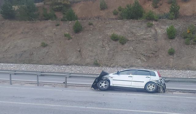 Komşuda kontrolden çıkan araç bariyerlere çarptı: 2 yaralı