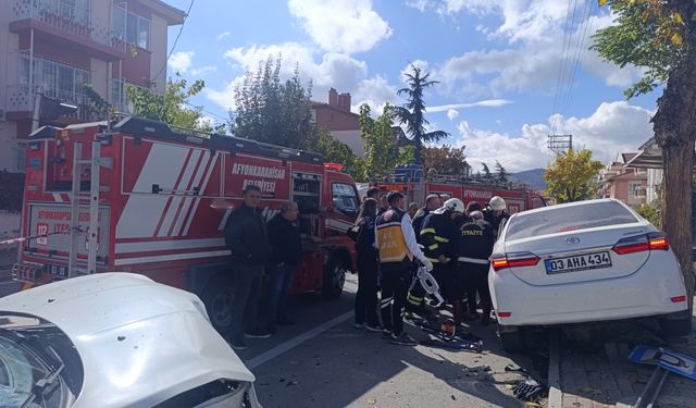Afyonkarahisar'da 2 otomobil çarpıştı: 7 yaralı