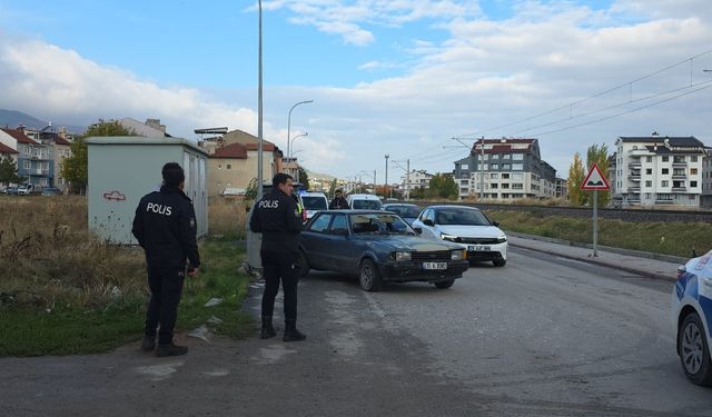 Komşuda otomobil yayalara çarptı: 2 yaralı