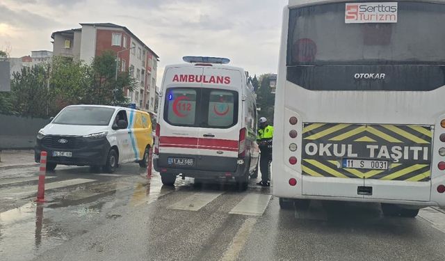 Bilecik’te ters yöne dönmeye çalışan kamyonet kazaya sebep oldu: 1 yaralı