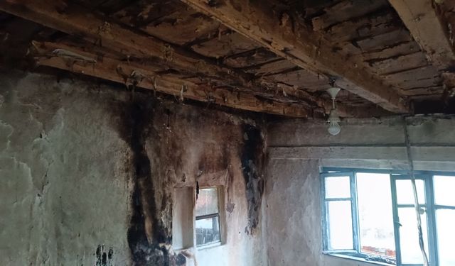 Komşuda bir eve yıldırım düştü