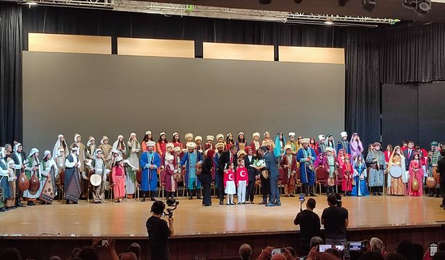 Bakanlar da izledi: Öğrencilerden Cumhuriyet'e özel büyüleyici gösteri