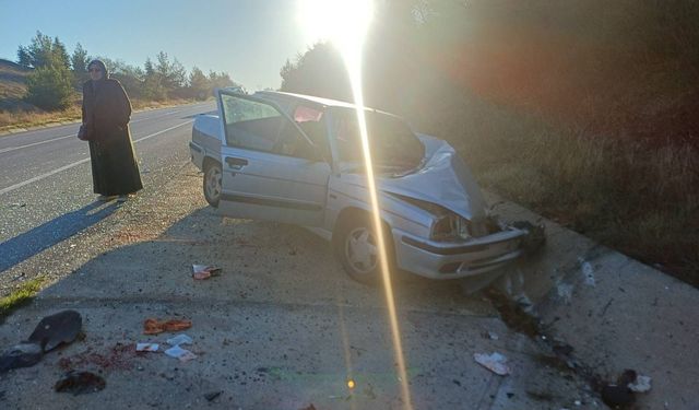 Komşuda arıza yapan araca otomobil çarptı: 2 yaralı