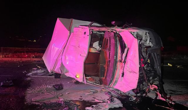 Komşuda kamyonetler demir yığınına döndü: 3 yaralı