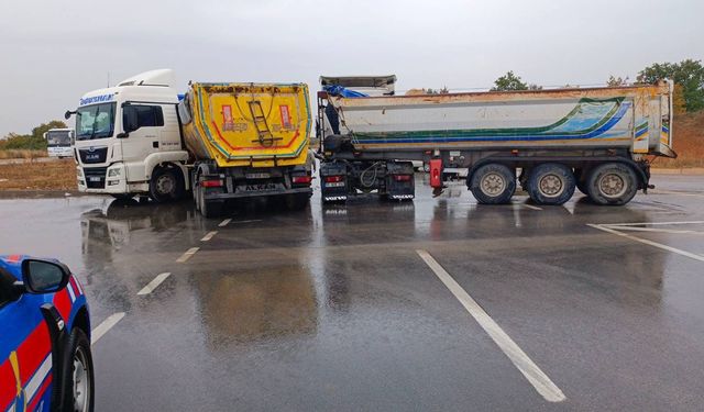 Komşuda iki tır kaza yaptı: 1 yaralı