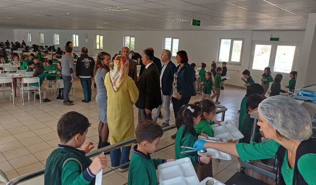 Tepebaşı İlçe Milli Eğitim Müdürü Faideci öğrencilerle aynı sofrada buluştu