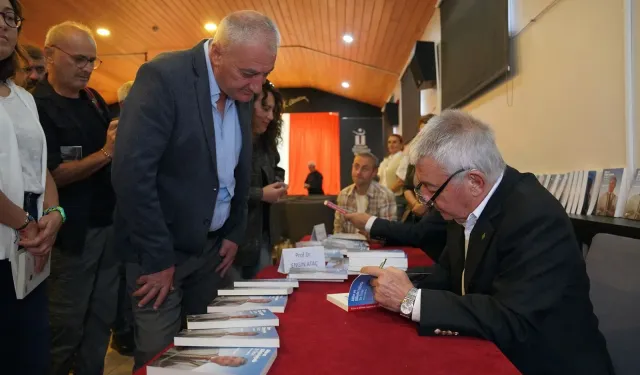 “Aklın ve Bilimin Işığında Bir Ömür” kitabı için imza günü düzenlendi