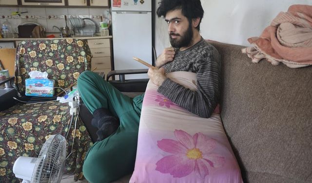 Depremden sonra hayatı karardı 23 yaşındaki Barış 3 yıldır evinden çıkmıyor