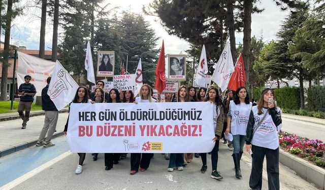 Eskişehir'de kadın cinayetlerine karşı çağrı: "Kaçacak delik arayacaksınız"