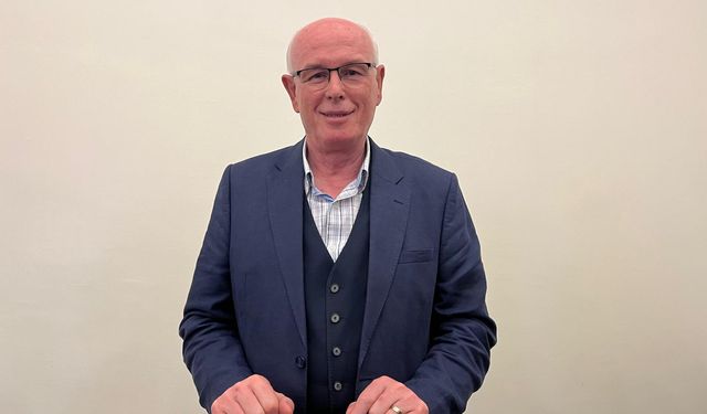 Başkan Kurt'tan Sinan Aydın'a tepki: "Atatürk’e karşı gerici, yobaz düşüncelerdeki insanlarla çok haşır neşir oluyorlar"