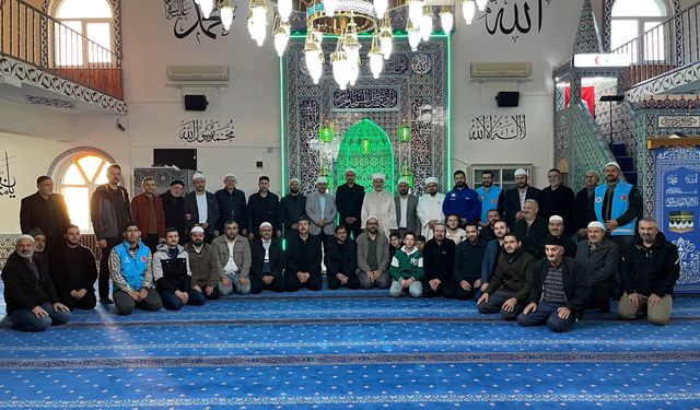 Gençler bu buluşmada bir araya geldi: Manevi sohbet, dua ve ikram bir arada