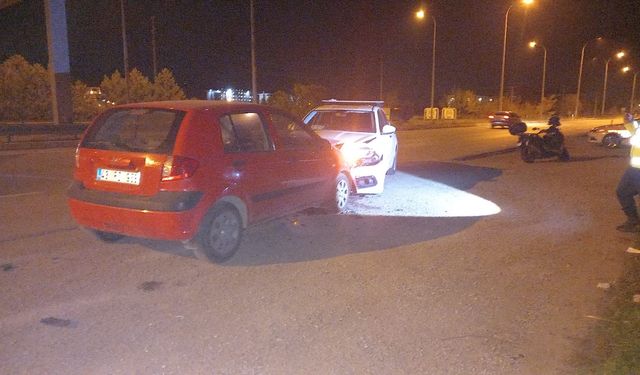 Komşuda kontrolden çıkan otomobil polis aracına çarptı