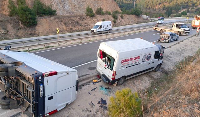 Yol kenarındaki araçlara çarptı, ortalık karıştı: 4 araçta büyük hasar