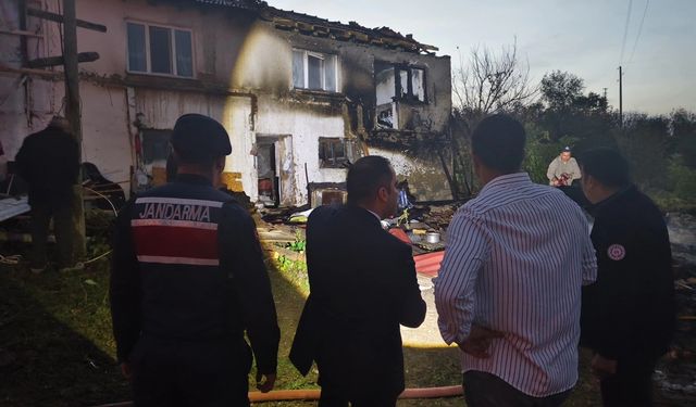 Komşuda ev yangını büyümeden kontrol altına alındı