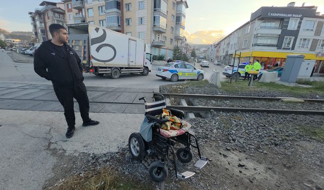 Komşuda hemzemin geçitte akülü araç devrildi: 1 yaralı