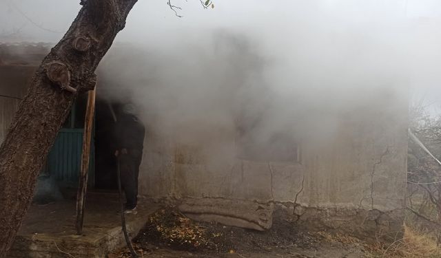 Komşuda alevler evi sardı: İtfaiye müdahale etti