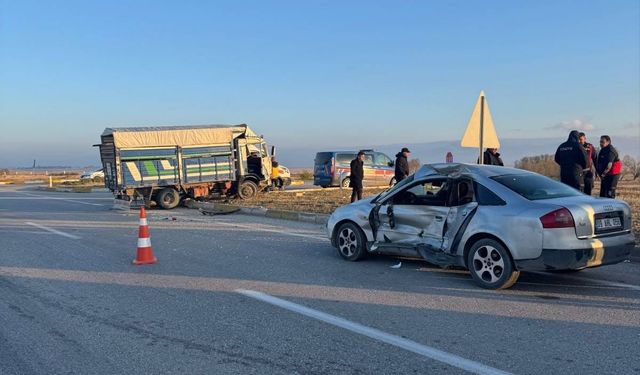 Komşuda otomobil hurdaya döndü: 6 yaralı