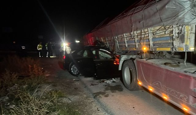 Eskişehir'in komşusunda otomobil TIR'ın altında ezildi: Ölü ve yaralılar var