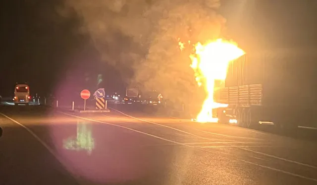 Kütahya'da seyir halindeki tır alev aldı