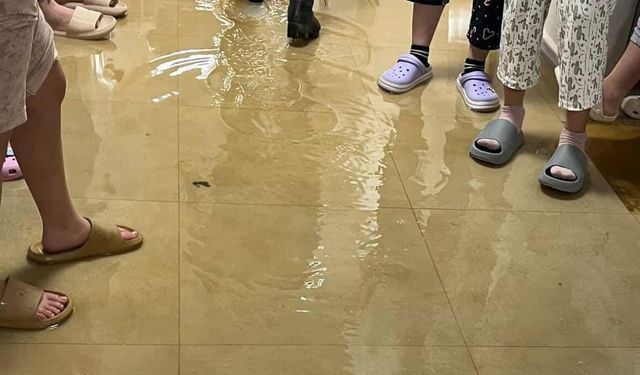 Eskişehir'in komşusunda kız yurdunda patlayan su borusu nedeniyle bazı odaları su bastı