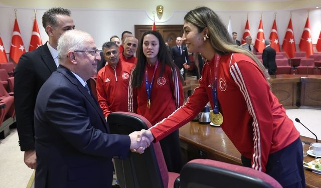 Bakan Güler, milli tekvando takımını tebrik etti