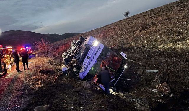 Eskişehir'in komşusunda yolcu otobüsü devrildi: Ölü ve yaralılar var