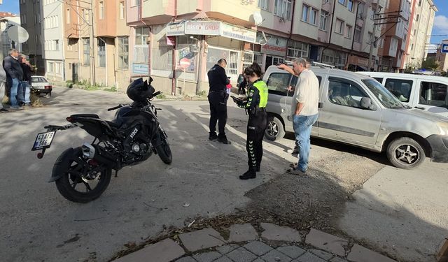 Komşuda hafif ticari araç ile motosiklet çarpıştı: 1 yaralı