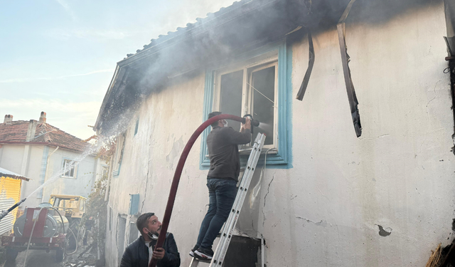 Kütahya’da köyde panik anları: Yangında iki ev küle döndü