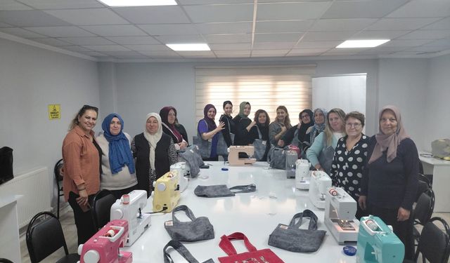 Eskişehir'de kadınlar kendi çantalarını diktiler